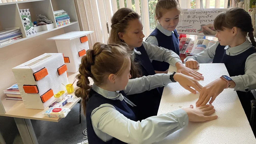 Постер к социальной практике: Творческая работа - дело коллективное