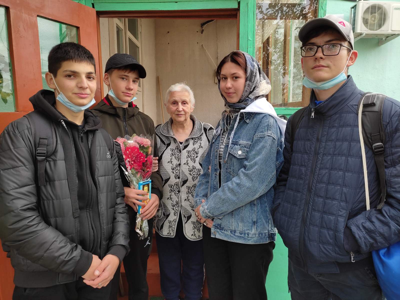 Постер к социальной практике: Поздравляем ветеранов труда/Акция "Ветеран живет рядом"/ Подарки своими руками