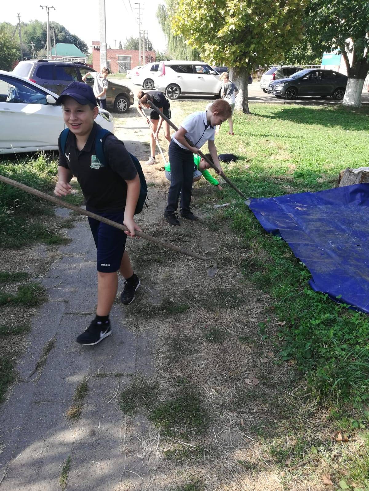 Постер к социальной практике: Сделаем мире чище/Школьный субботник/Дорожка к школе