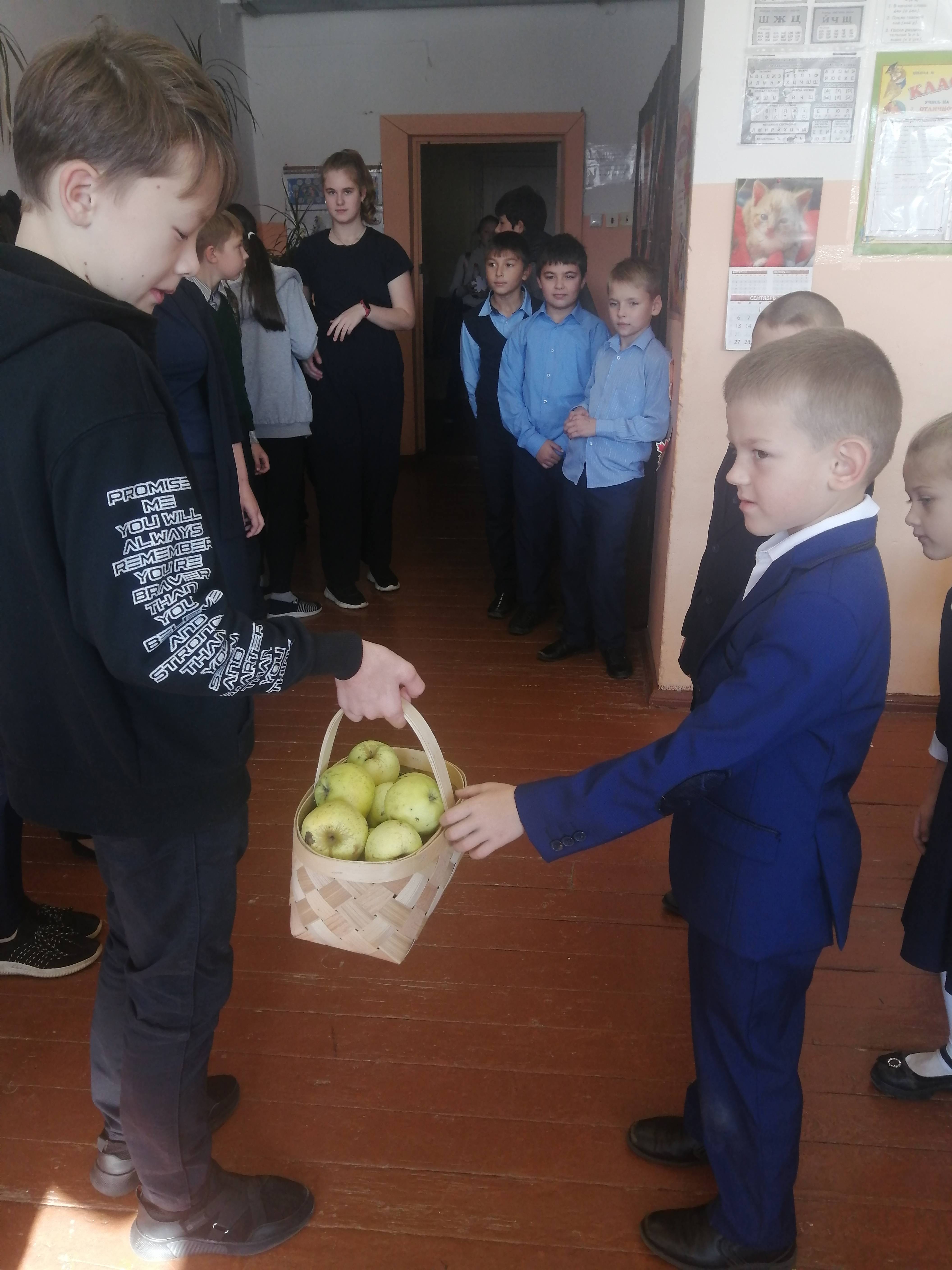 Постер к социальной практике: "Школа- наш дом, в котором дружно мы живём"