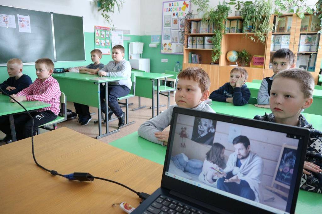 Постер к социальной практике: Все помогают всем.