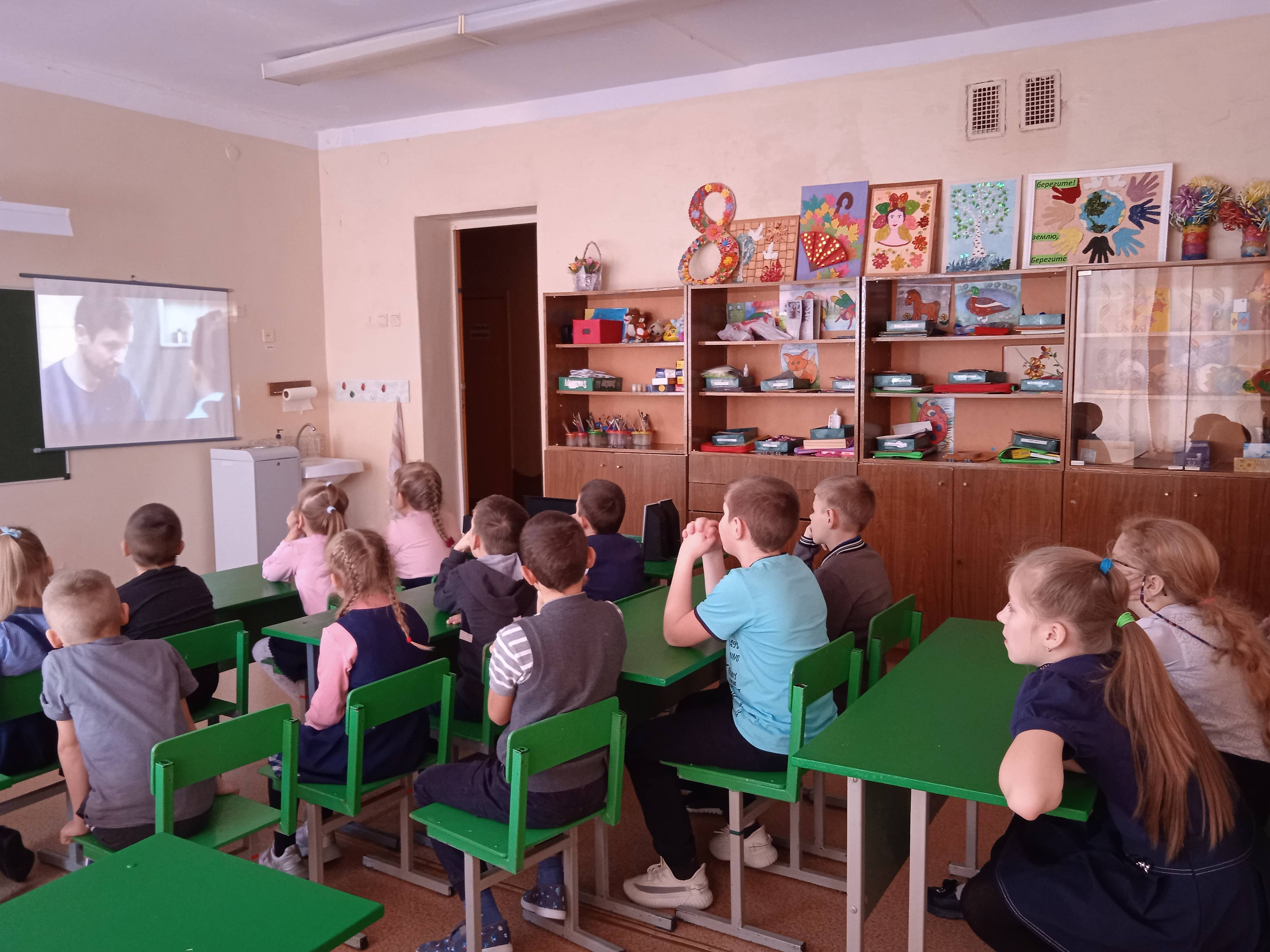 Постер к социальной практике: Ручьи  сольются - реки, люди соединятся - сила.