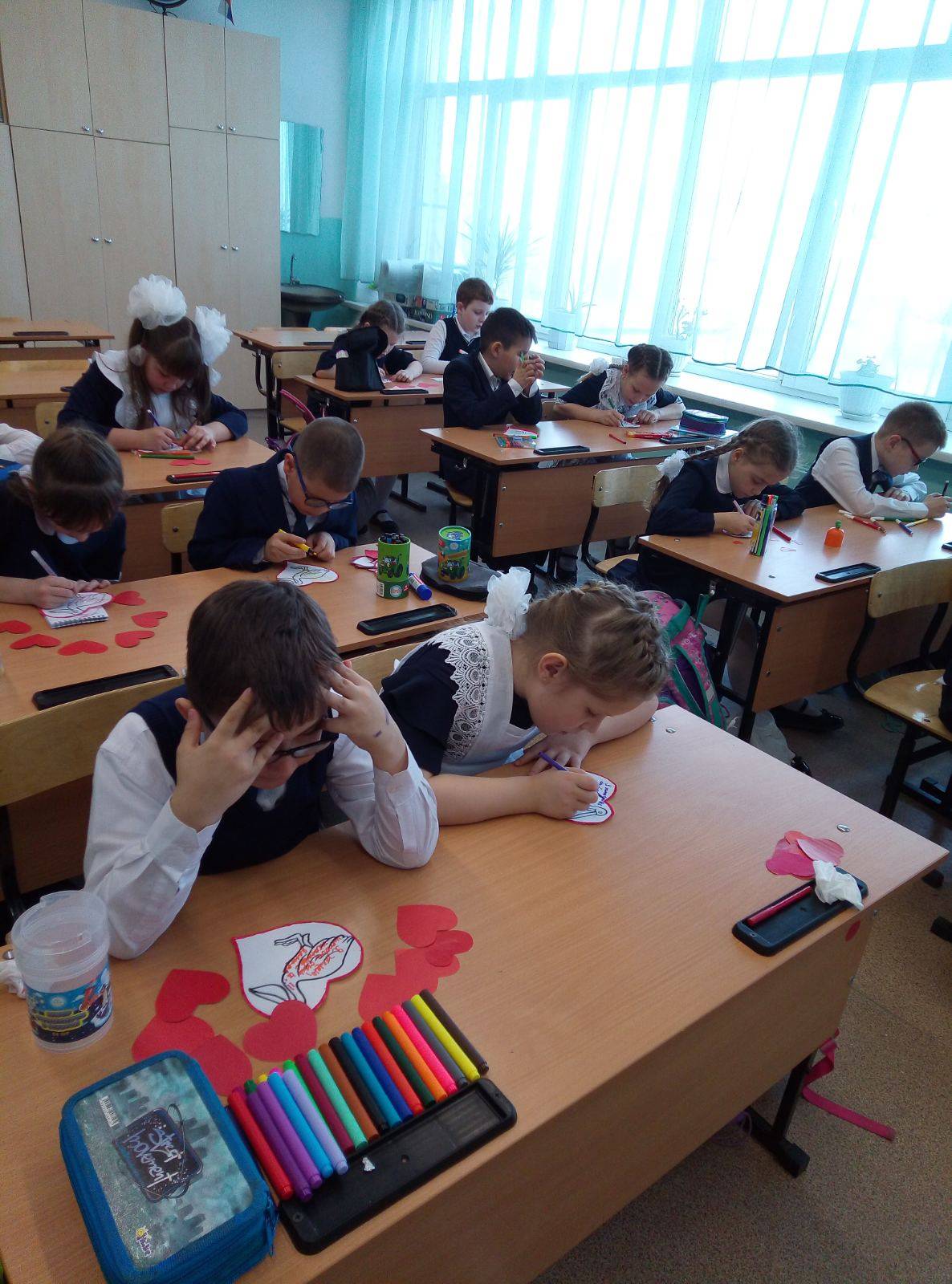 Постер к социальной практике: МБОУ "СОШ№8"    "Все помогают всем"