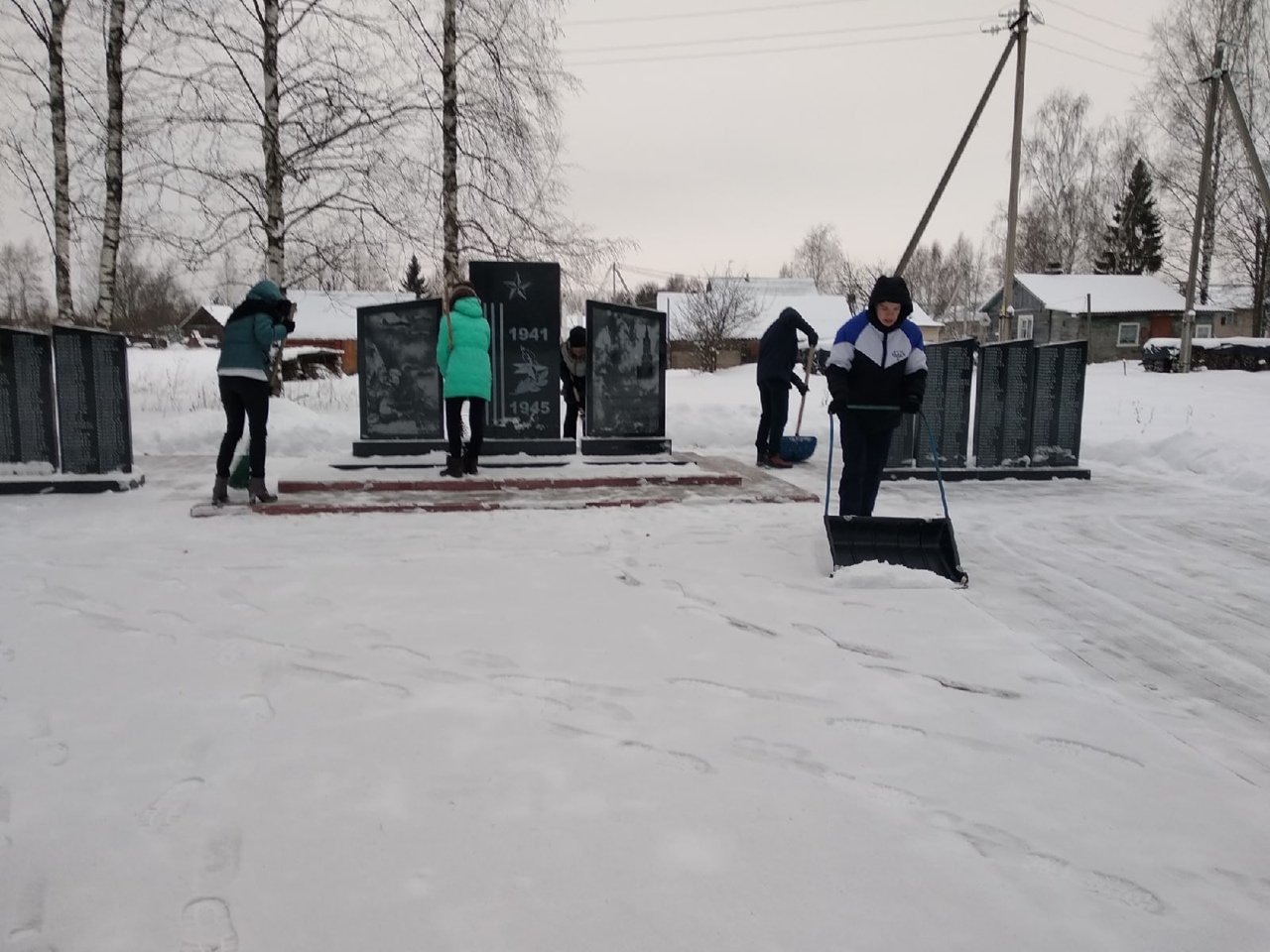 Постер к социальной практике: "Памятникам - юнармейскую заботу!"
